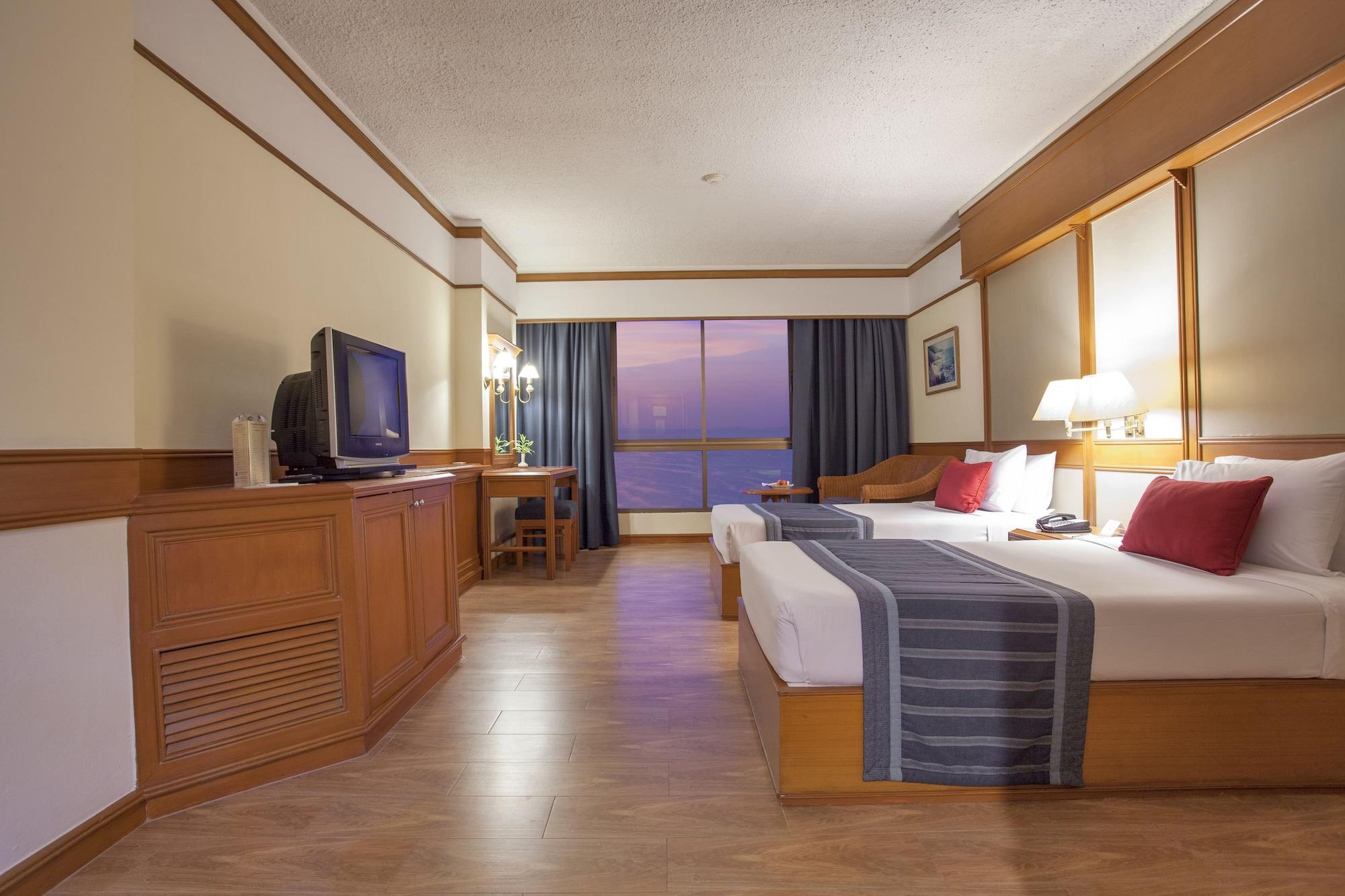Cholchan Pattaya Beach Resort - Sha Extra Plus Bagian luar foto Deluxe Room