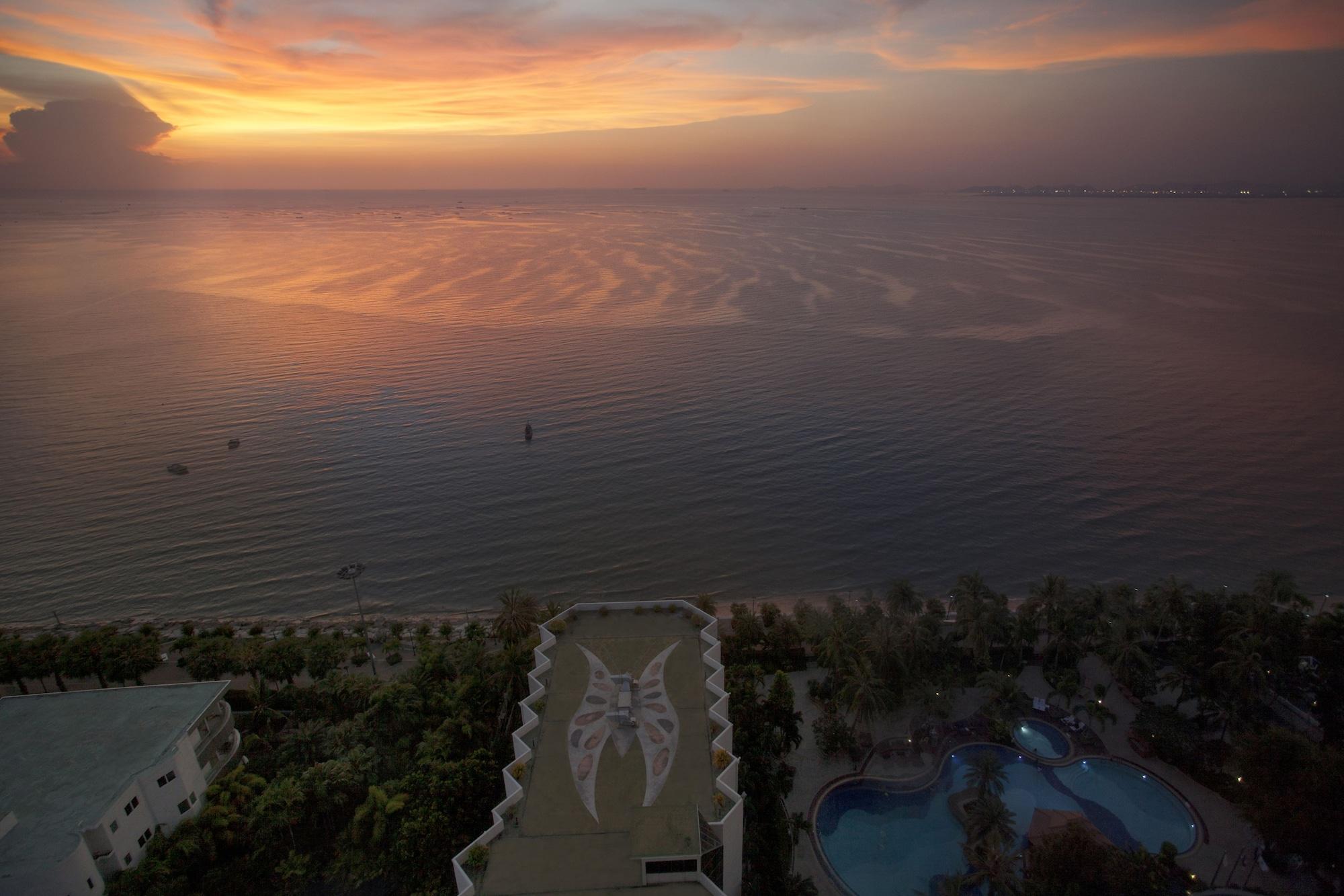 Cholchan Pattaya Beach Resort - Sha Extra Plus Bagian luar foto Sunset at the resort