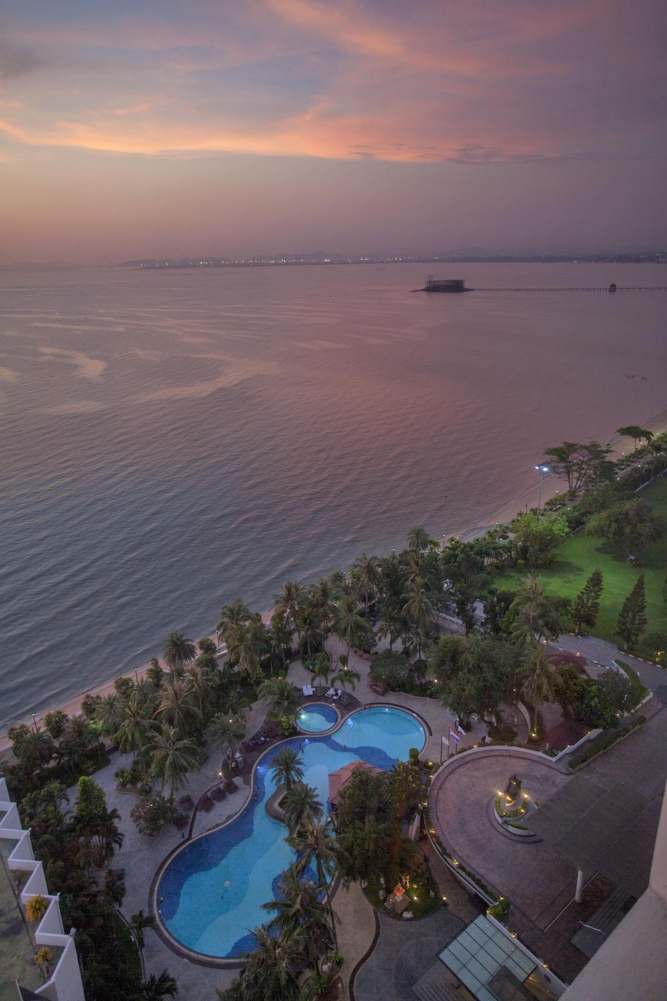 Cholchan Pattaya Beach Resort - Sha Extra Plus Bagian luar foto