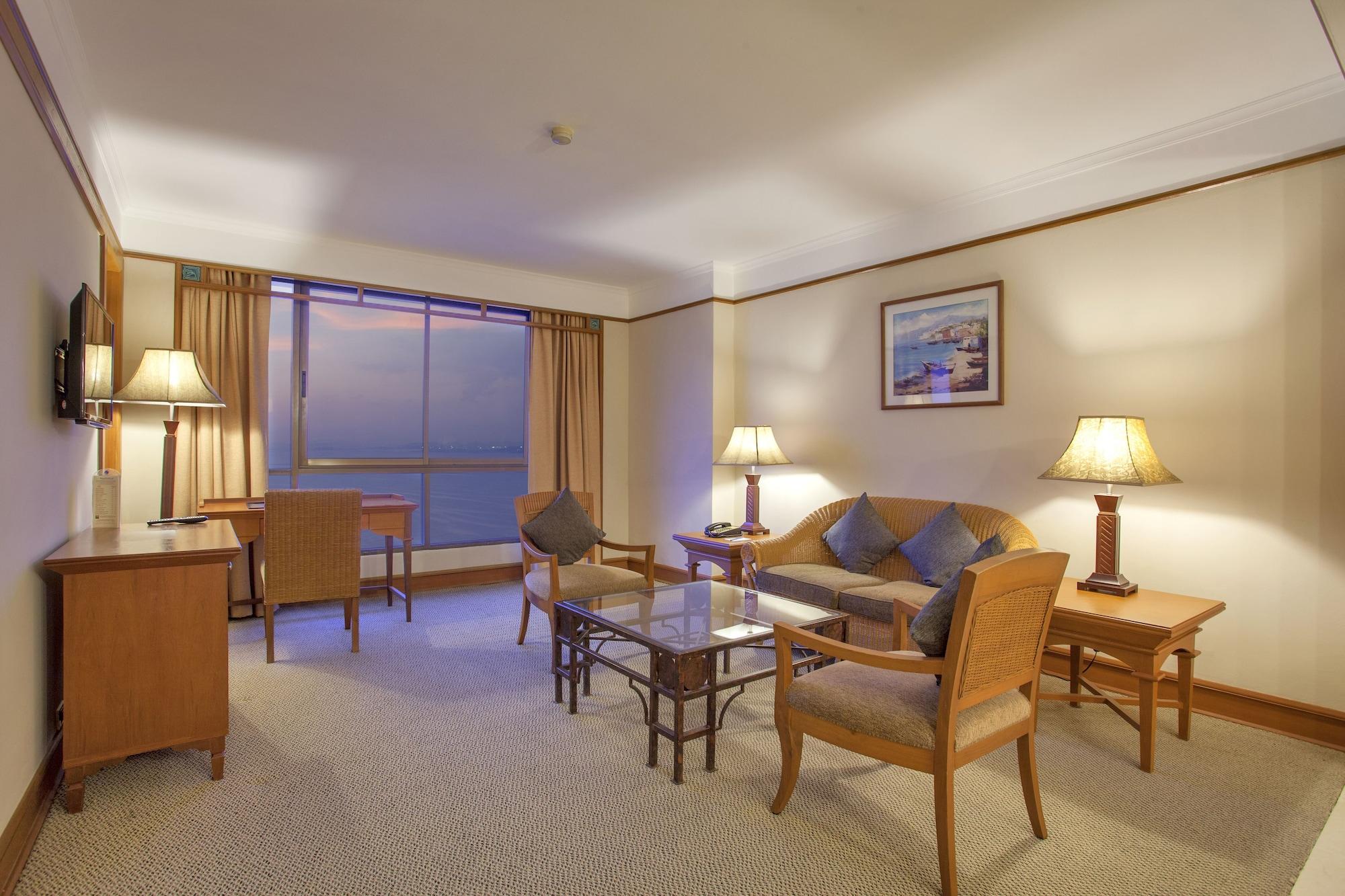 Cholchan Pattaya Beach Resort - Sha Extra Plus Bagian luar foto A suite at the Hilton Tokyo
