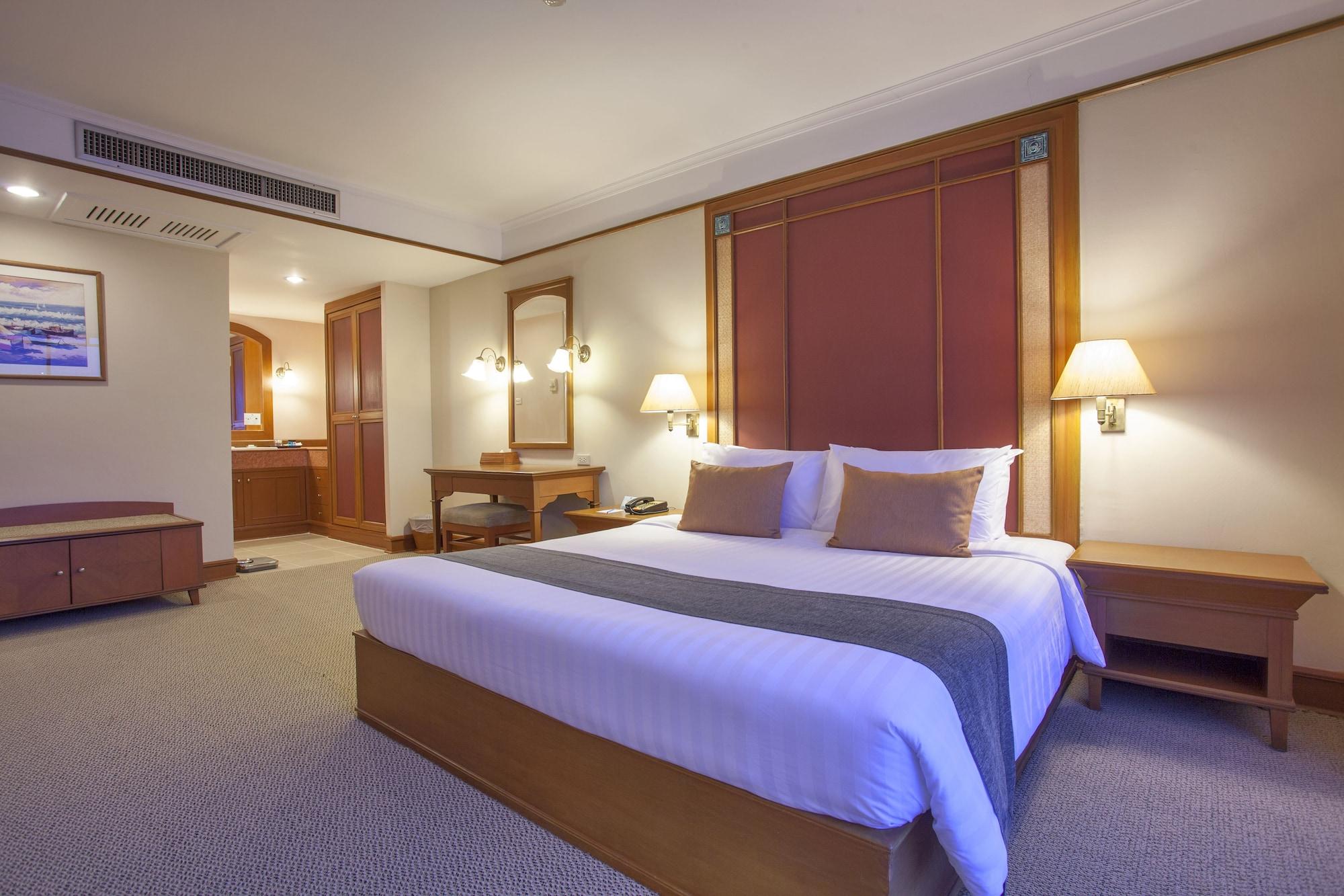 Cholchan Pattaya Beach Resort - Sha Extra Plus Bagian luar foto Deluxe Room