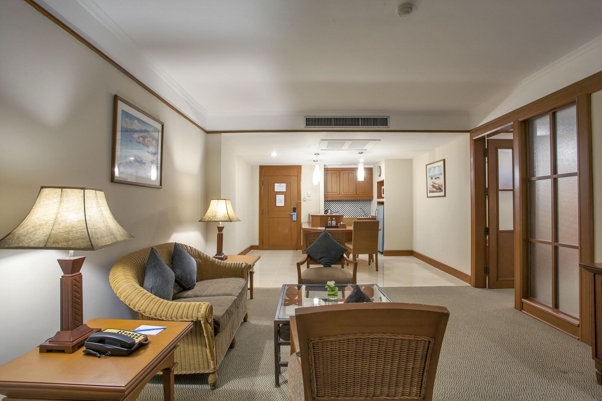 Cholchan Pattaya Beach Resort - Sha Extra Plus Bagian luar foto A typical suite at the Royal Garden Villas