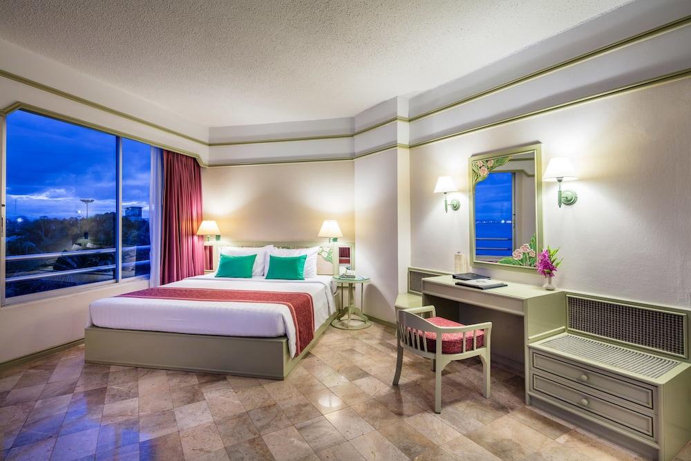 Cholchan Pattaya Beach Resort - Sha Extra Plus Bagian luar foto Deluxe Room