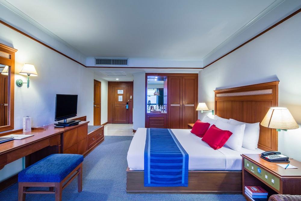 Cholchan Pattaya Beach Resort - Sha Extra Plus Bagian luar foto A room at the hotel