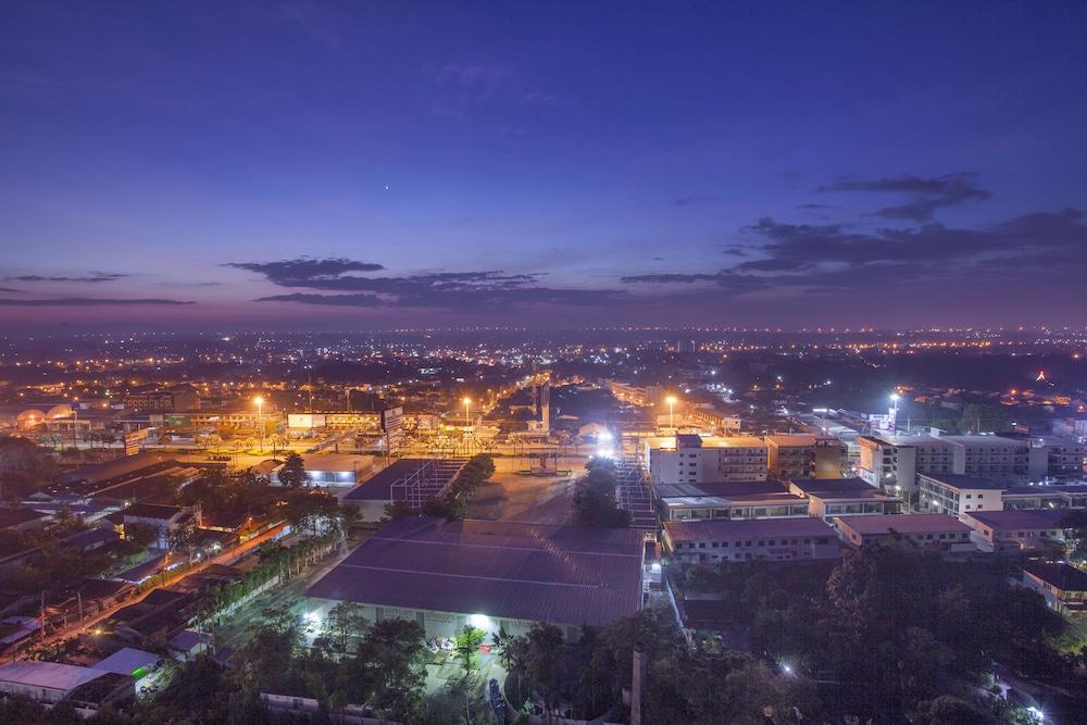 Cholchan Pattaya Beach Resort - Sha Extra Plus Bagian luar foto Aerial view of the city at night