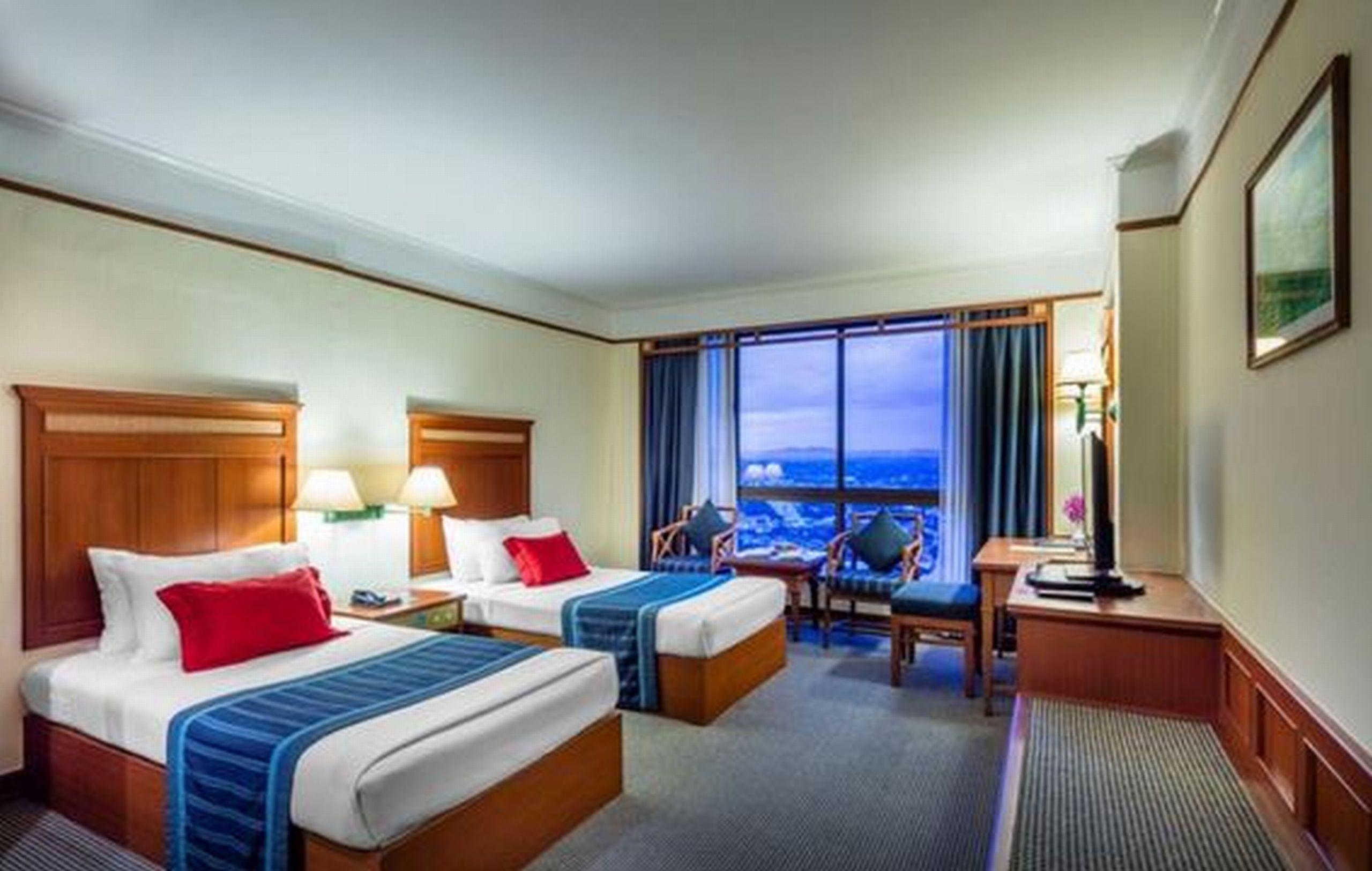 Cholchan Pattaya Beach Resort - Sha Extra Plus Bagian luar foto Deluxe Room