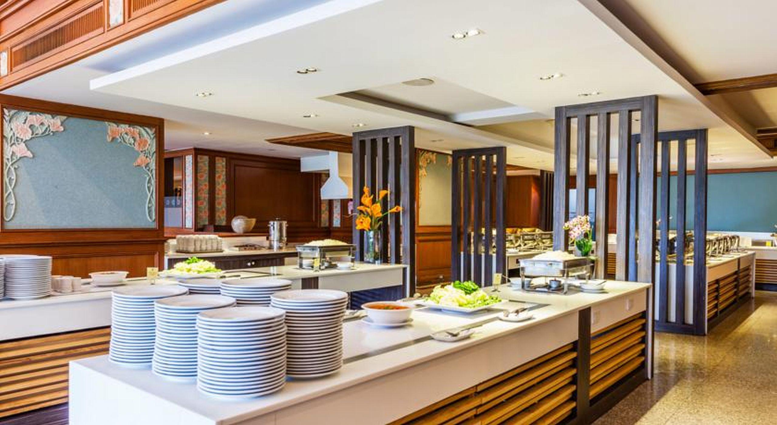 Cholchan Pattaya Beach Resort - Sha Extra Plus Bagian luar foto The buffet at the hotel