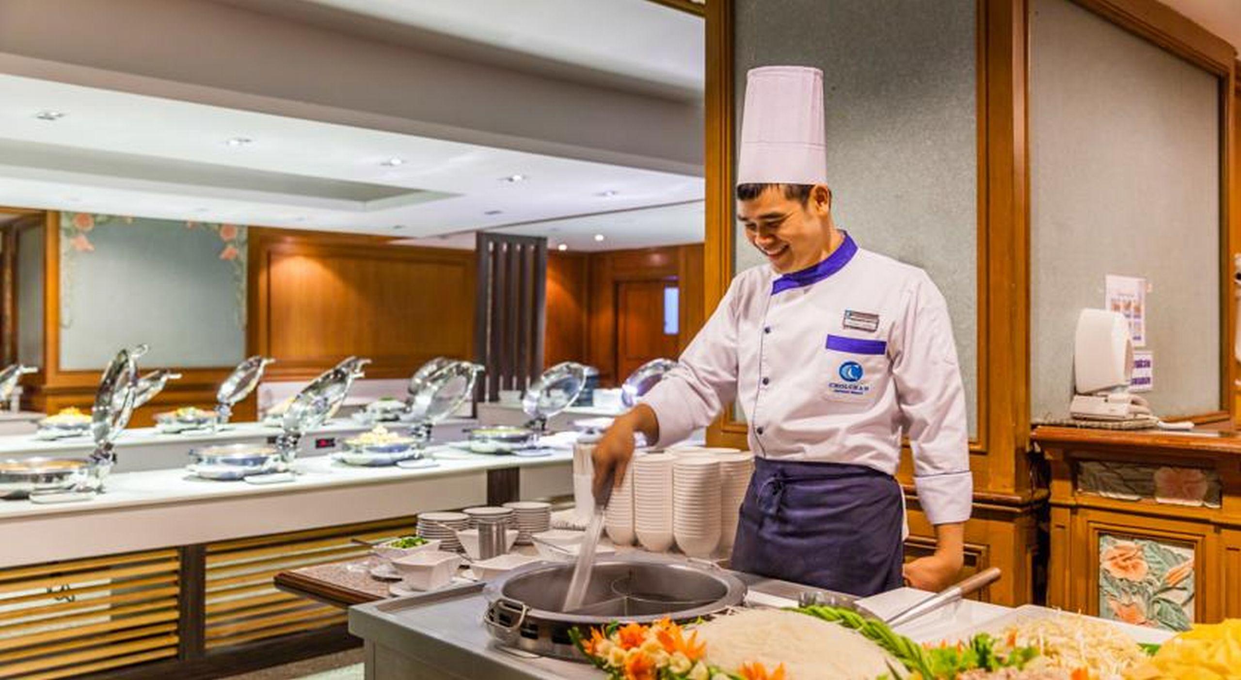 Cholchan Pattaya Beach Resort - Sha Extra Plus Bagian luar foto A chef at work