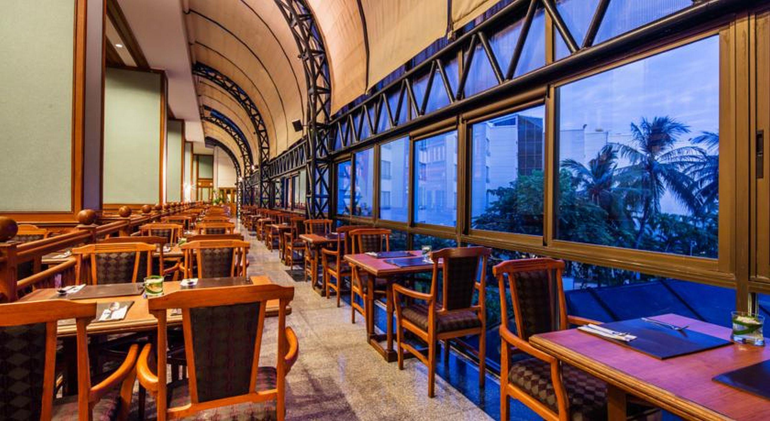 Cholchan Pattaya Beach Resort - Sha Extra Plus Bagian luar foto The interior of the restaurant