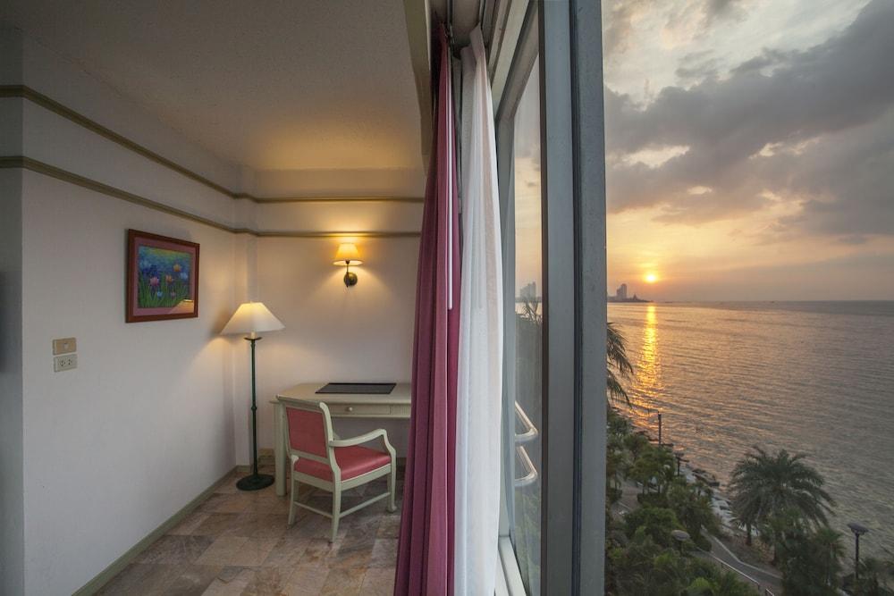 Cholchan Pattaya Beach Resort - Sha Extra Plus Bagian luar foto A room at the hotel