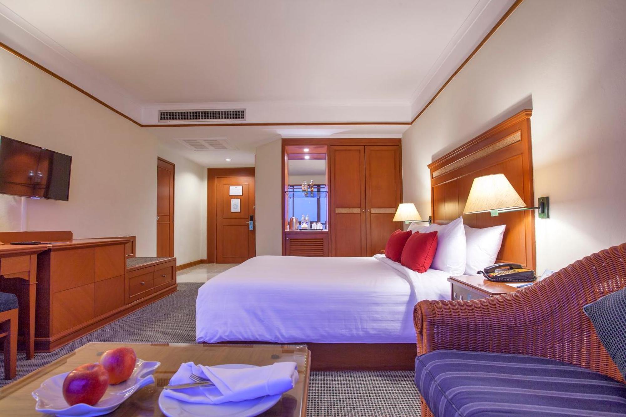 Cholchan Pattaya Beach Resort - Sha Extra Plus Ruang foto Deluxe Room
