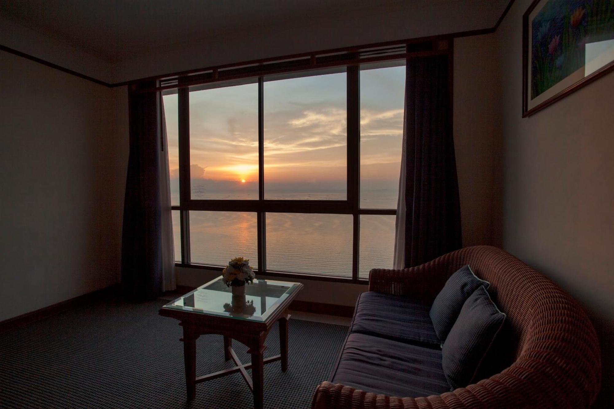 Cholchan Pattaya Beach Resort - Sha Extra Plus Ruang foto Sunset view from a room at the hotel