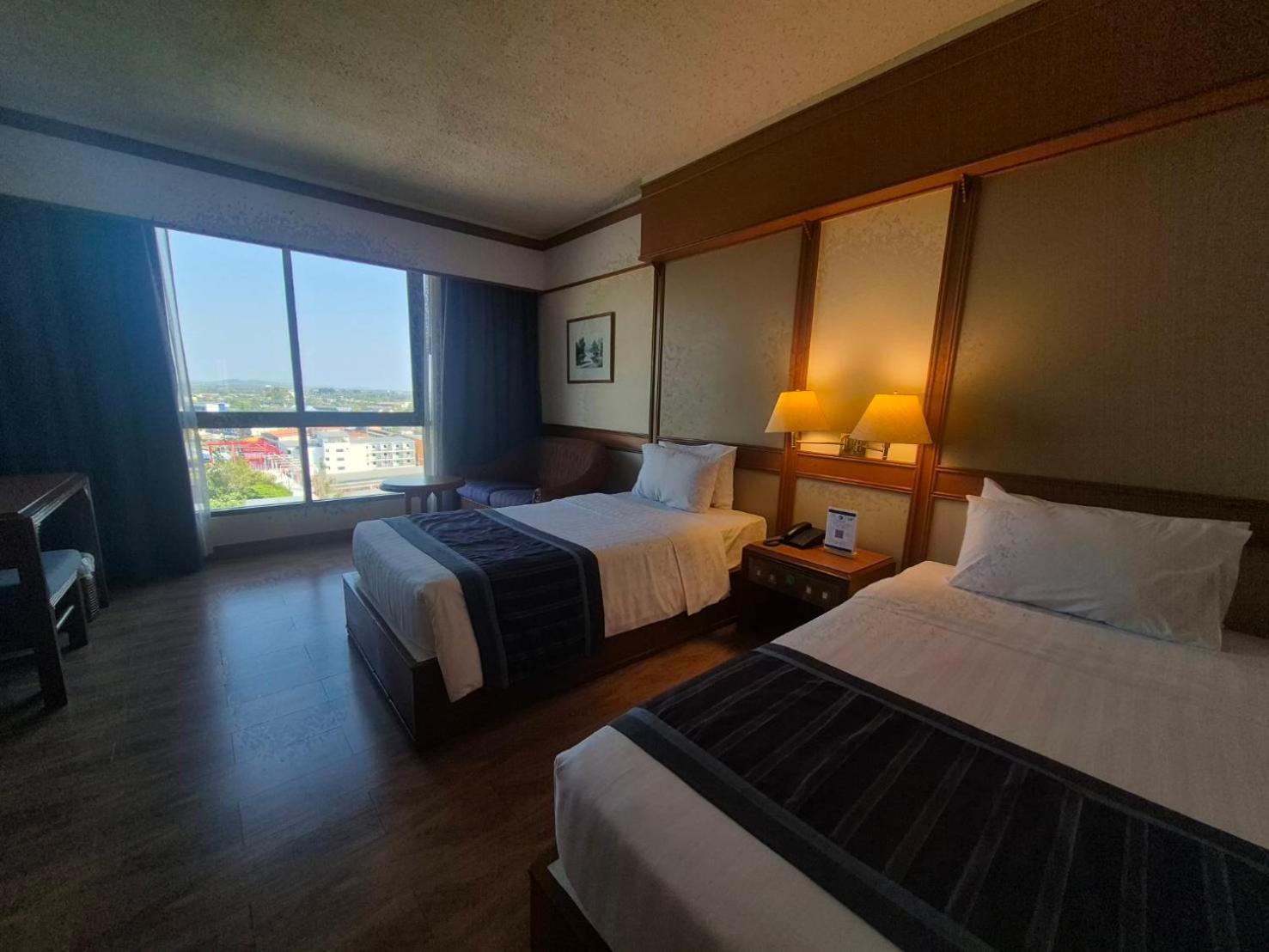 Cholchan Pattaya Beach Resort - Sha Extra Plus Bagian luar foto