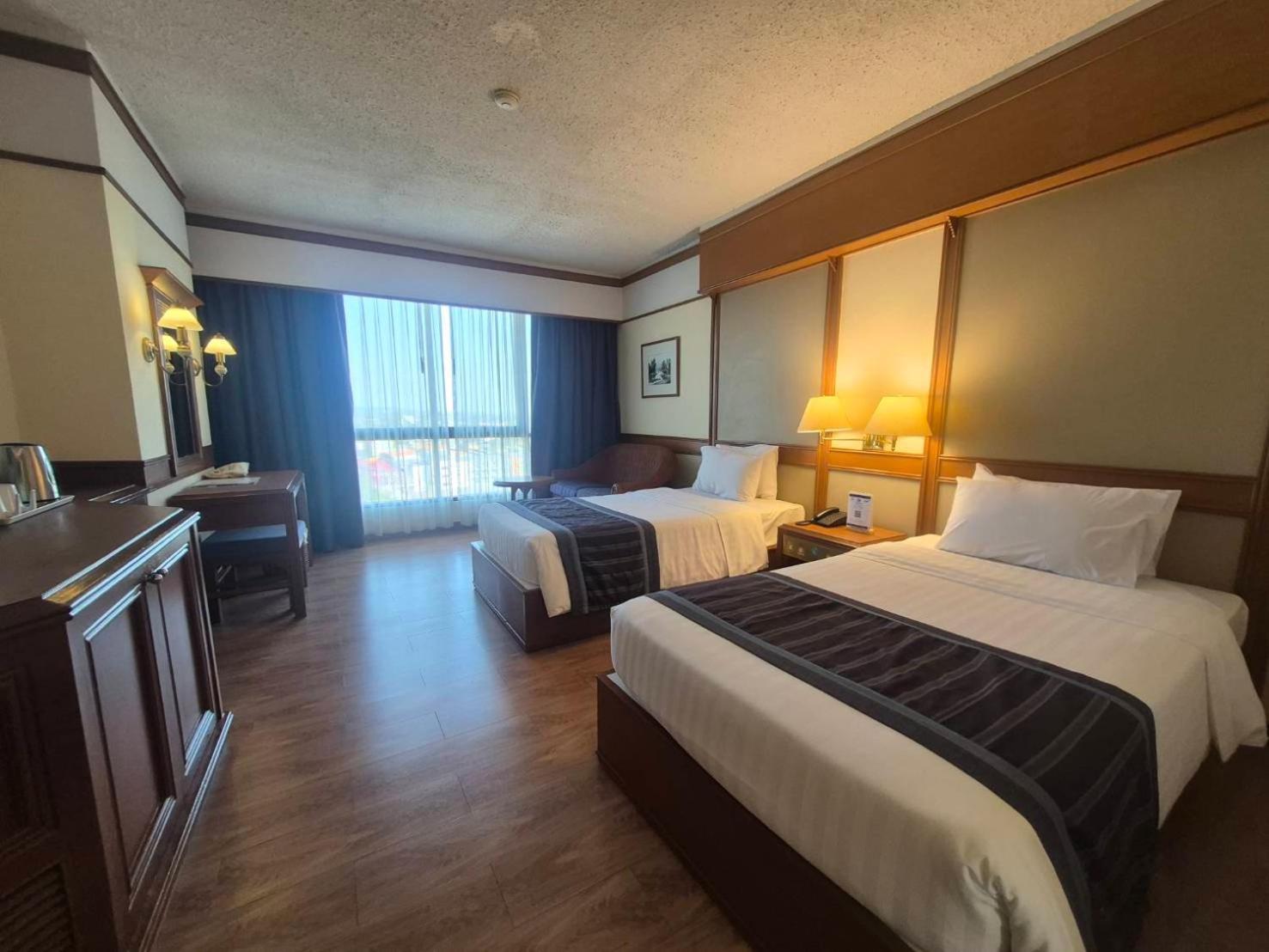 Cholchan Pattaya Beach Resort - Sha Extra Plus Bagian luar foto