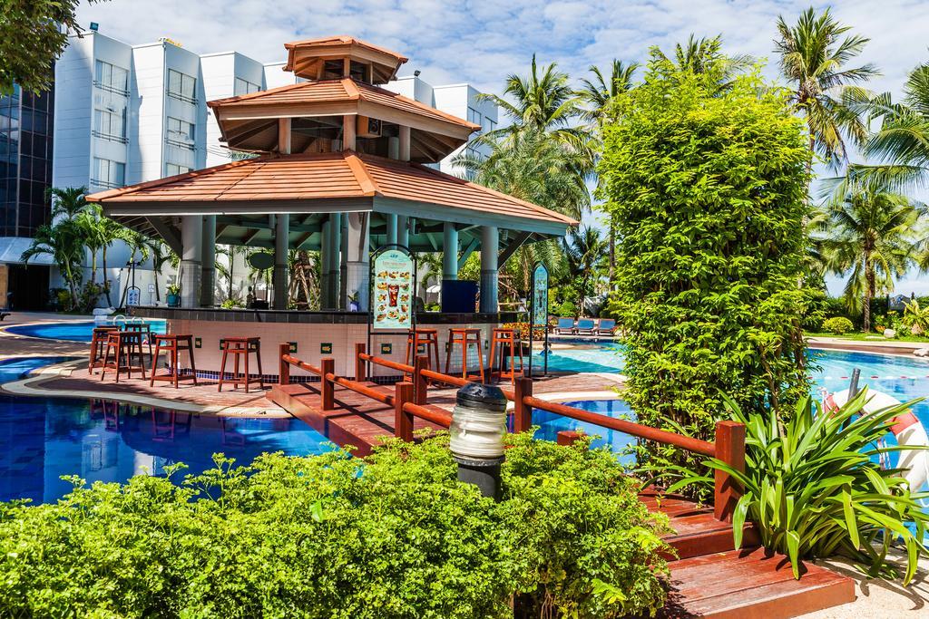 Cholchan Pattaya Beach Resort - Sha Extra Plus Bagian luar foto The swimming pool at the Royal Paradise Hotel & Spa