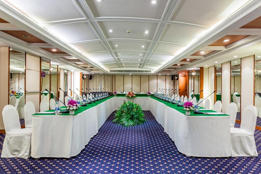 Cholchan Pattaya Beach Resort - Sha Extra Plus Bagian luar foto U-shaped table layout