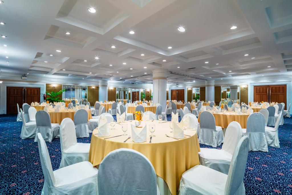 Cholchan Pattaya Beach Resort - Sha Extra Plus Bagian luar foto The ballroom