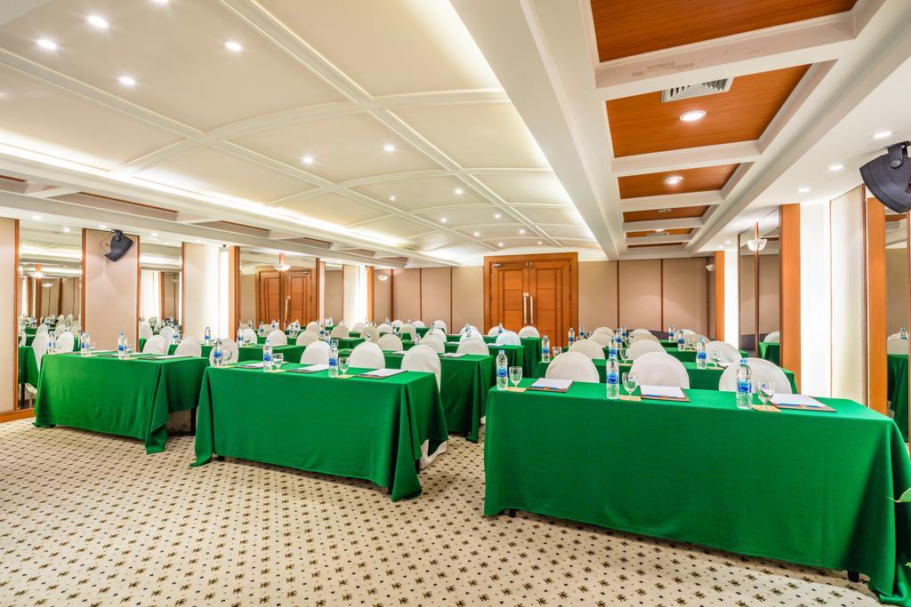 Cholchan Pattaya Beach Resort - Sha Extra Plus Bagian luar foto Meeting room