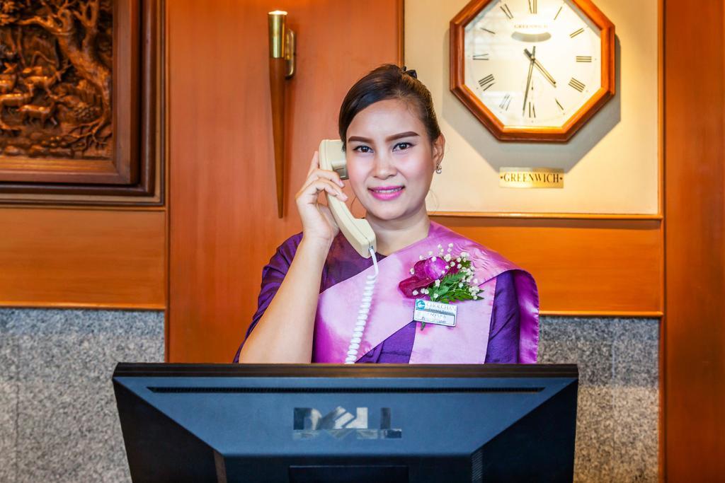 Cholchan Pattaya Beach Resort - Sha Extra Plus Bagian luar foto A Thai hotel receptionist