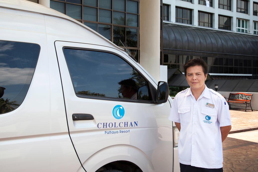 Cholchan Pattaya Beach Resort - Sha Extra Plus Bagian luar foto A driver with a car