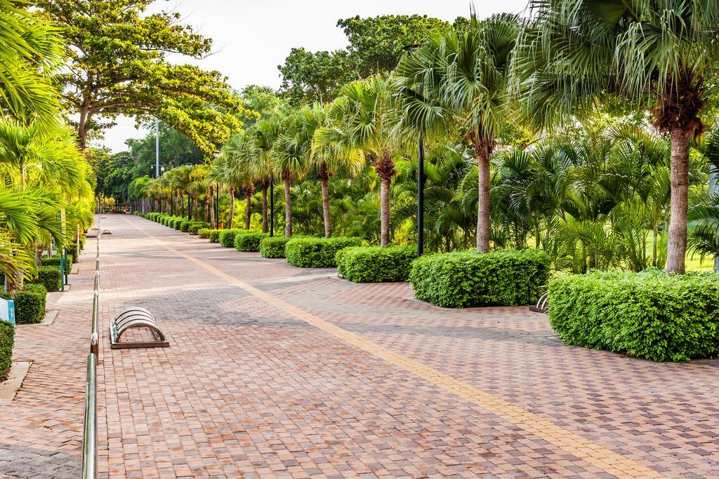 Cholchan Pattaya Beach Resort - Sha Extra Plus Bagian luar foto The park