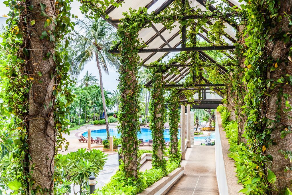 Cholchan Pattaya Beach Resort - Sha Extra Plus Bagian luar foto The pool at the Royal Thai Police Club