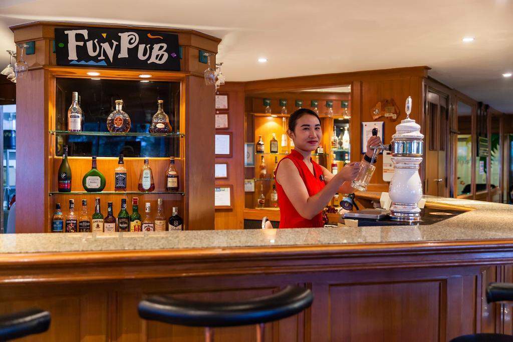 Cholchan Pattaya Beach Resort - Sha Extra Plus Bagian luar foto A bar in a cruise ship