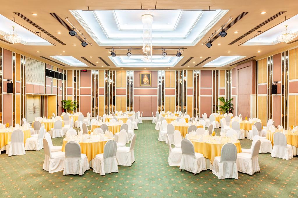 Cholchan Pattaya Beach Resort - Sha Extra Plus Bagian luar foto The ballroom of the hotel