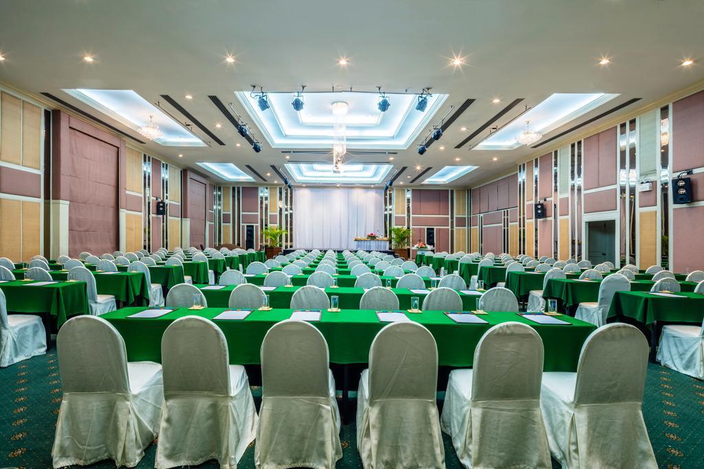 Cholchan Pattaya Beach Resort - Sha Extra Plus Bagian luar foto The Royal Paragon Hotel