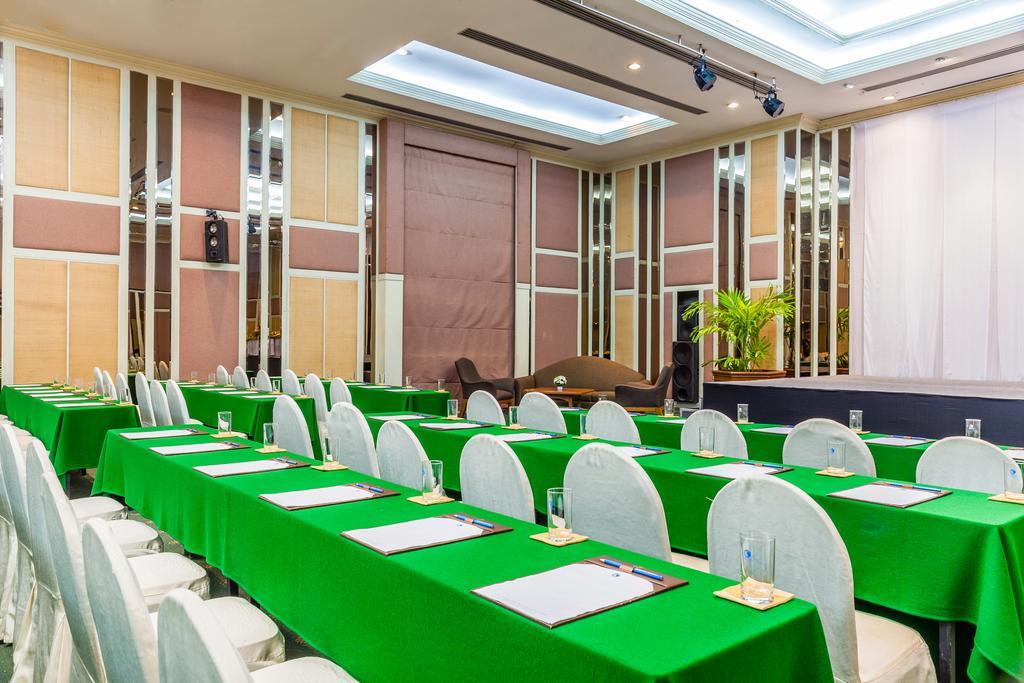 Cholchan Pattaya Beach Resort - Sha Extra Plus Bagian luar foto Meeting room