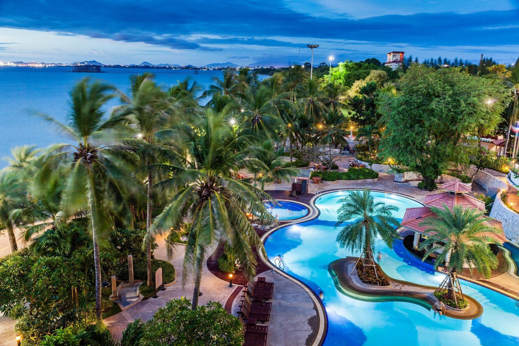 Cholchan Pattaya Beach Resort - Sha Extra Plus Bagian luar foto The pool at the Royal Paradise Hotel & Spa