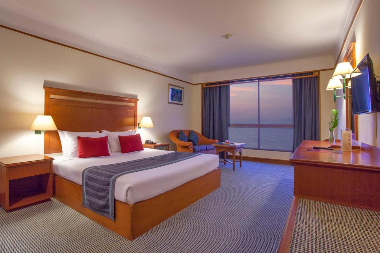 Cholchan Pattaya Beach Resort - Sha Extra Plus Bagian luar foto A room at the hotel