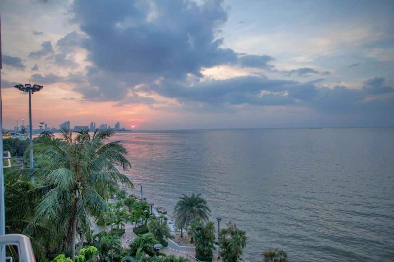 Cholchan Pattaya Beach Resort - Sha Extra Plus Bagian luar foto Sunset at the Bay of Bengal, Marina Beach, Chennai