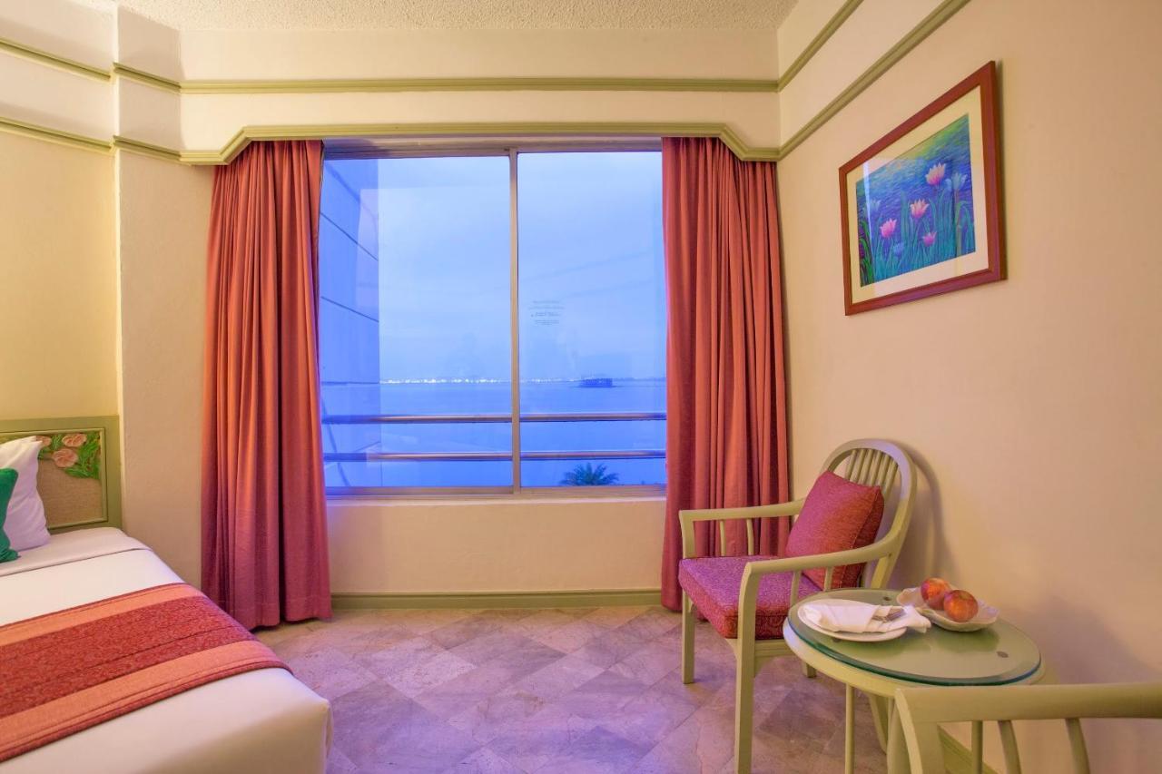 Cholchan Pattaya Beach Resort - Sha Extra Plus Bagian luar foto A room at the hotel