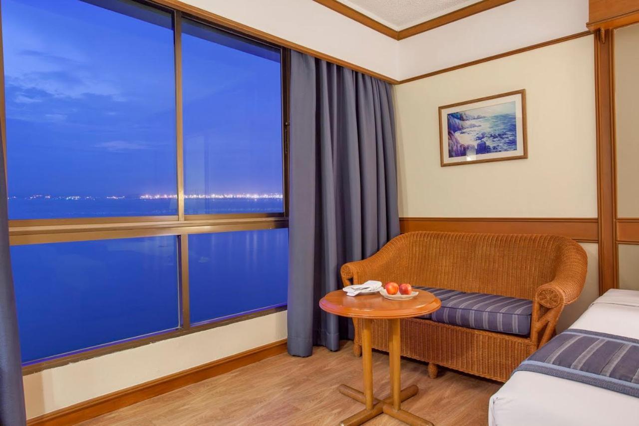 Cholchan Pattaya Beach Resort - Sha Extra Plus Bagian luar foto A room at the hotel