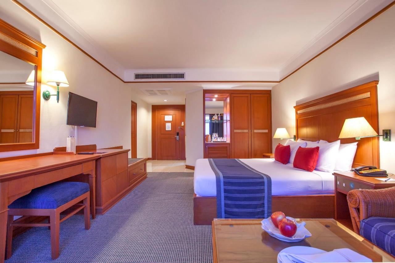 Cholchan Pattaya Beach Resort - Sha Extra Plus Bagian luar foto A room at the hotel