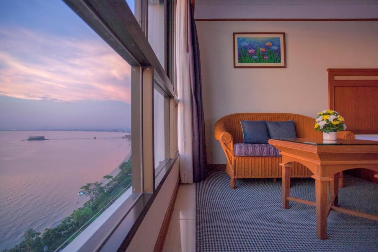 Cholchan Pattaya Beach Resort - Sha Extra Plus Bagian luar foto A room at the hotel