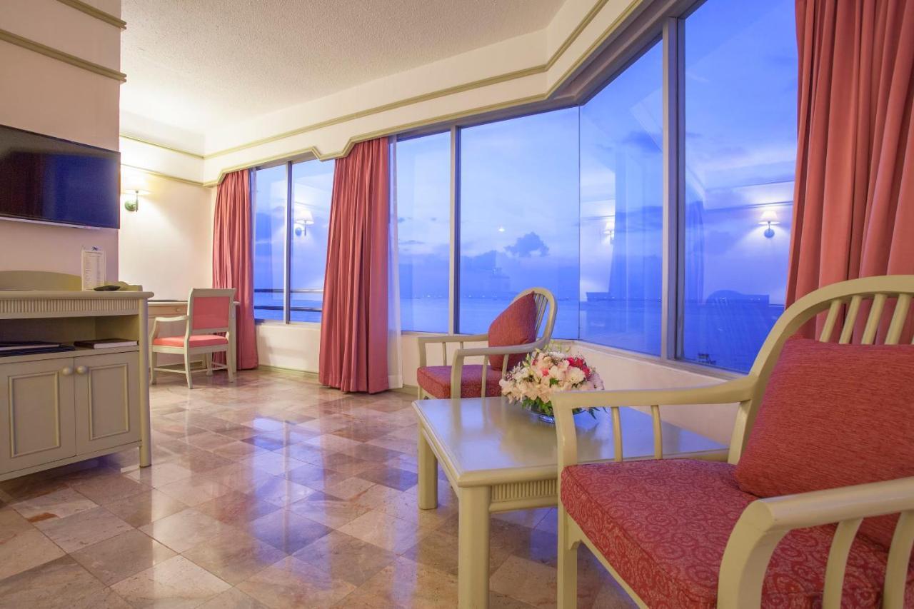Cholchan Pattaya Beach Resort - Sha Extra Plus Bagian luar foto A suite at the Grand Hotel
