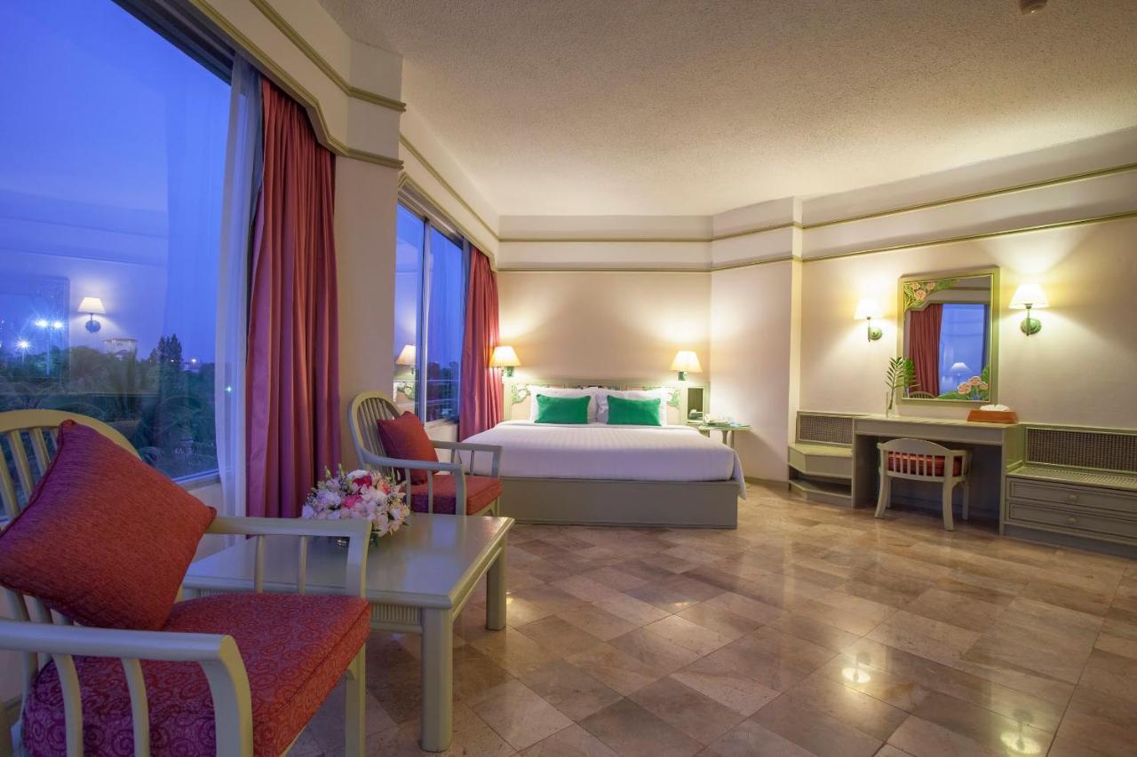 Cholchan Pattaya Beach Resort - Sha Extra Plus Bagian luar foto A suite at the hotel