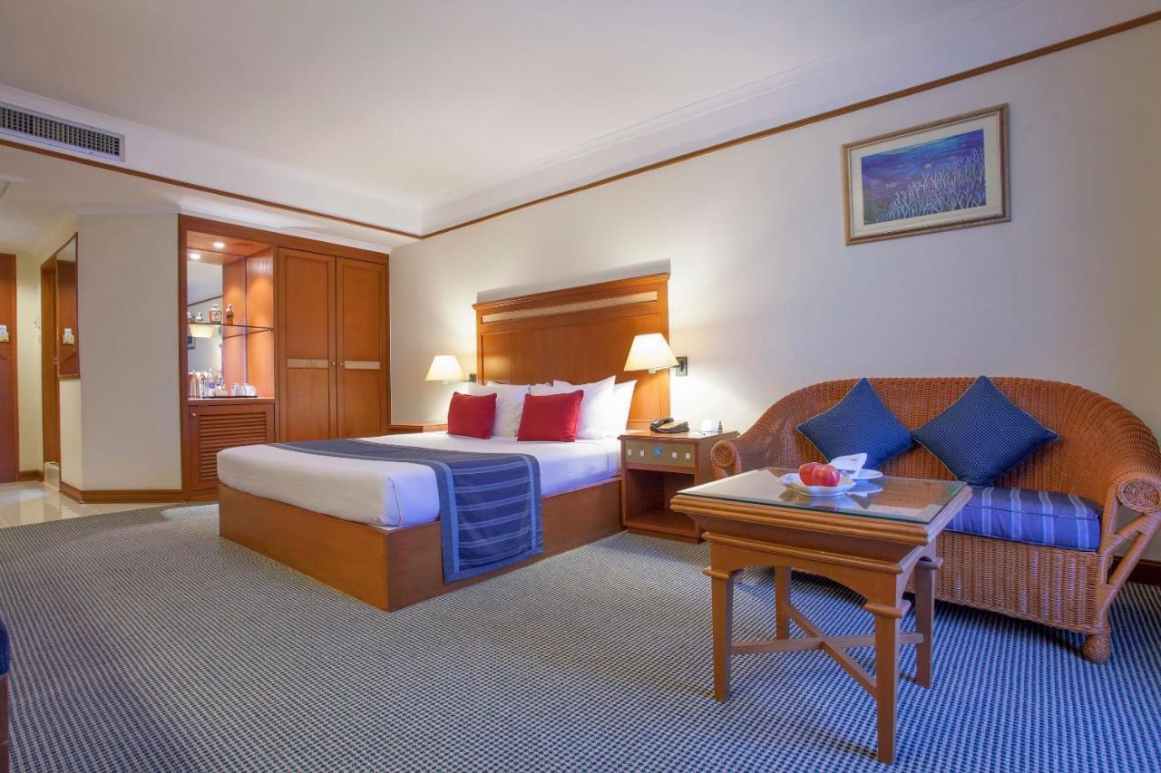 Cholchan Pattaya Beach Resort - Sha Extra Plus Bagian luar foto A room at the hotel