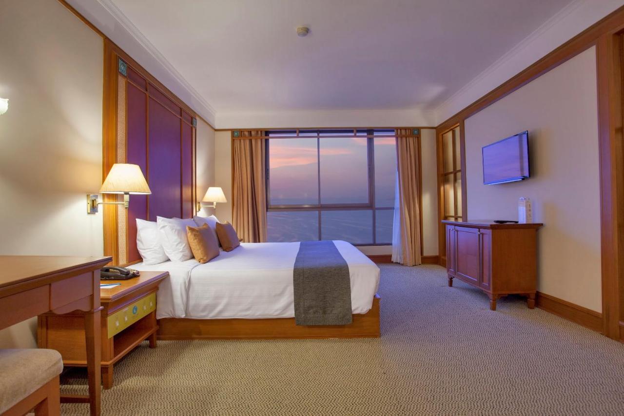 Cholchan Pattaya Beach Resort - Sha Extra Plus Bagian luar foto Deluxe Ocean View Room