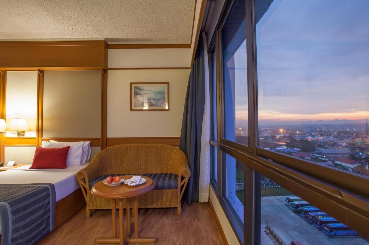 Cholchan Pattaya Beach Resort - Sha Extra Plus Bagian luar foto Deluxe Room