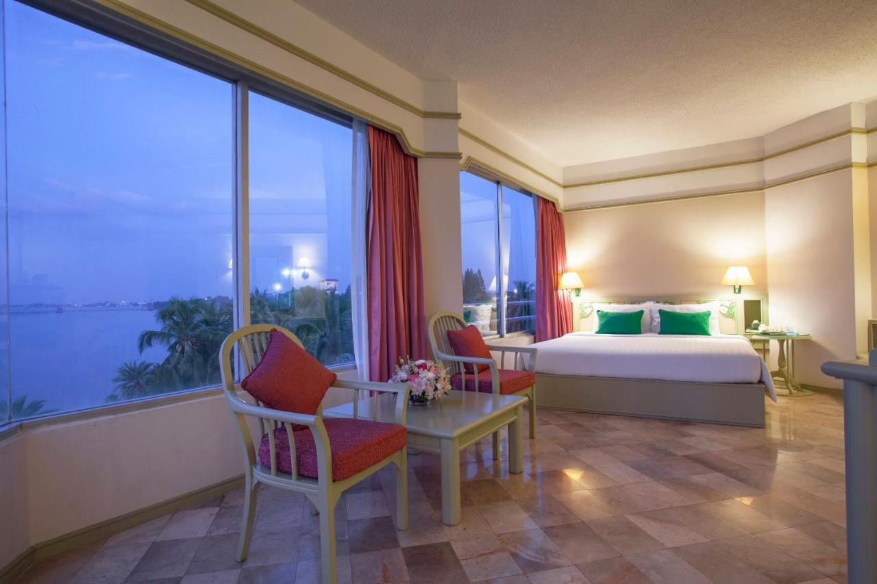 Cholchan Pattaya Beach Resort - Sha Extra Plus Bagian luar foto A suite at the Royal Thai Hotel