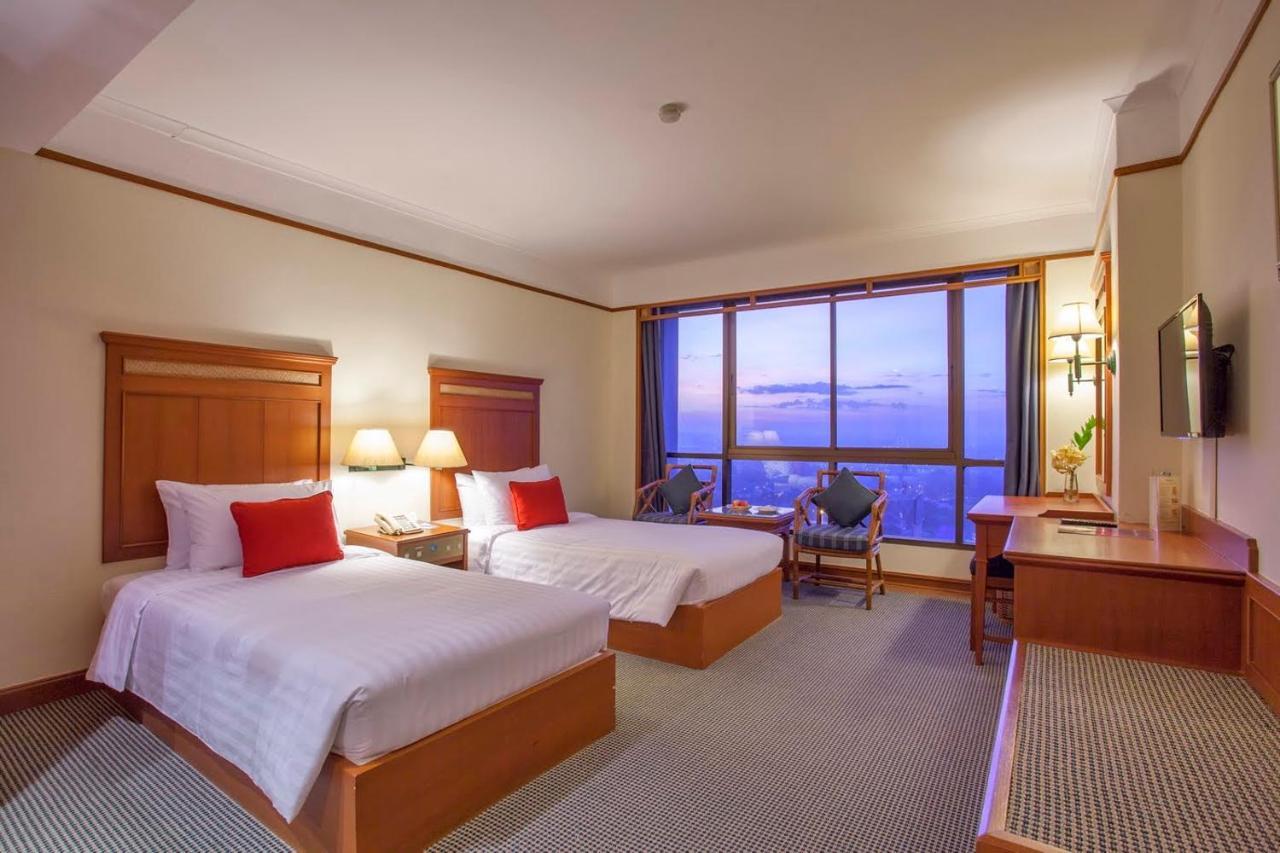Cholchan Pattaya Beach Resort - Sha Extra Plus Bagian luar foto